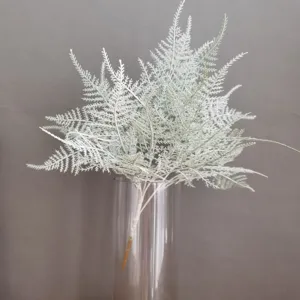 Rama de planta de helecho escarchada artificial para decoracion de interior detalle.