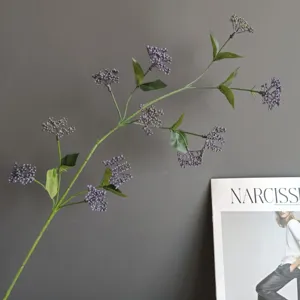 Nahaufnahme künstlicher lilafarbener Beeren Zweige, realistische Kunstzweige für schöne Deko.