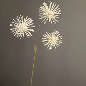 Künstlicher Blumenzweig Detail weiße Kugel Löwenzahn Dekoration für die Inneneinrichtung.
