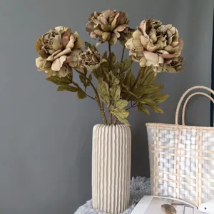 Vista ravvicinata dettagliata di un mazzo di Peonie retrò artificiali in vaso di ceramica.