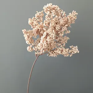 Dettaglio ramo di bacche artificiali, steli di frutta in schiuma rosa chiaro, decorazione floreale.