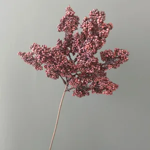 Dettaglio del ramo di bacche invernali artificiali con bacche di schiuma dense per composizioni floreali.