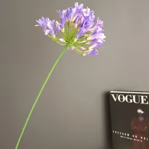 Primo piano del gambo di fiore di agapanto artificiale, decorazione floreale viola per interni.