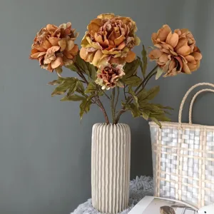 Bouquet di peonie artificiali vintage con vaso in ceramica per decorazioni d'interni