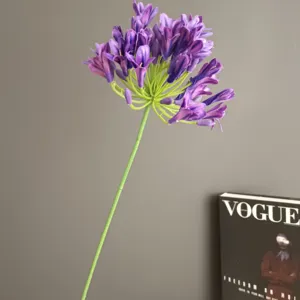 Dettaglio stelo di fiore di agapanto artificiale, composizione floreale finta viola.