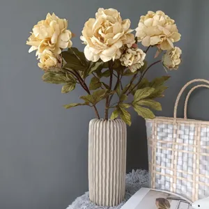 Mazzo di peonie artificiali stile retrò decorazione per la casa vista dettaglio composizione floreale