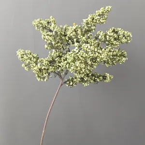 Primo piano dettagliato del ramo di bacche artificiali per composizioni floreali