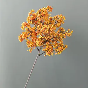 Primo piano dettagliato del ramo di bacche artificiali, frutti in schiuma arancioni.
