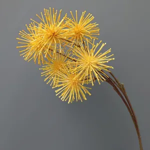 Gelber künstlicher Ballblumen-Zweig im Detail, perfekt für Heimdekoration Blumengest.