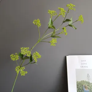 Detailansicht künstlicher grüner Beeren Zweig, realistischer Pflanzenstiel für Heimdeko und Floristik.