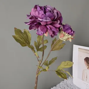 Dettaglio di finta pionia viola primo piano, decorazione per la casa in stile retrò.