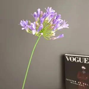 Primo piano dettagliato di un gambo di agapanthus viola finto per decorazioni d'interni.