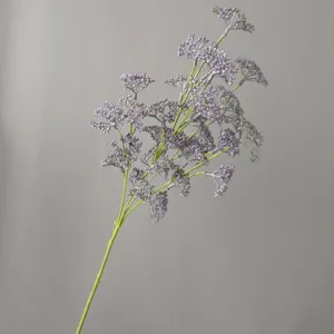 Detalle de rama de flor de bayas moradas artificiales, ideal para decoración y diseño floral.