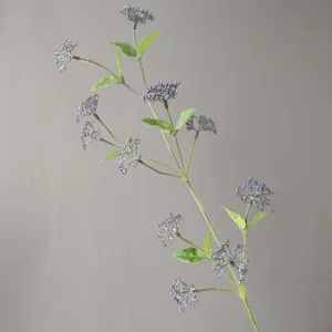 Künstlicher Beerenzweig Detail mit realistischen lila Fruchtständen und grünen Blättern für Deko.