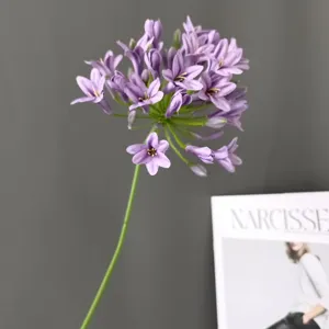 Primo piano dettagliato di fiore di agapanto viola artificiale, decorazione realistica.