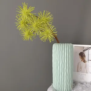 Künstliche Waldrebe Blumenkugel Gesteck mit gerippter Keramikvase für Heimdekor Details.