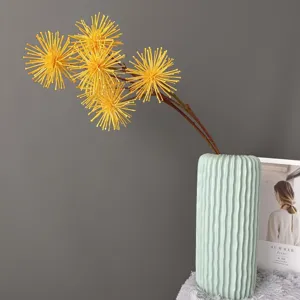 Kuenstliche gelbe Loewenzahn Blumenarrangements mit Keramikvase fuer die Dekoration.