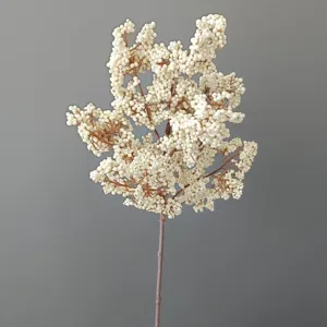 Dettaglio ramo di bacche bianche artificiali per composizioni floreali e decorazioni.