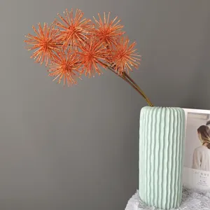 Detaillierte Ansicht künstlicher Chrysanthemen und Löwenzahn Blumen in leuchtendem Orange.
