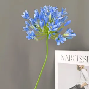 Fiore artificiale di agapanto blu a stelo singolo dettaglio, composizione floreale decorazione.