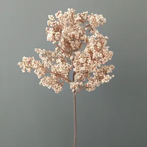 Dettaglio ramo di bacche artificiali, stelo di frutta in schiuma rosa per composizioni.