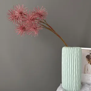 Künstliche Clematis Löwenzahn Blumenkugel mit Keramikvase für Heimdekoration und Hochzeitsdesign.