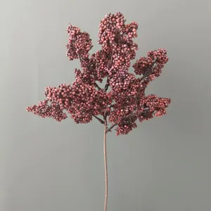 Primo piano dettaglio di ramo di bacche artificiali, bacche di schiuma rossa scura, floreale.