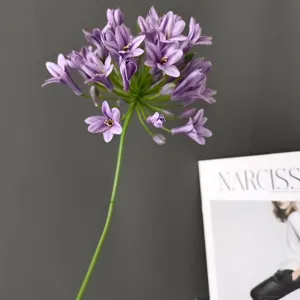 Primo piano dettagliato di un ramo di agapanto viola artificiale, elegante decorazione.