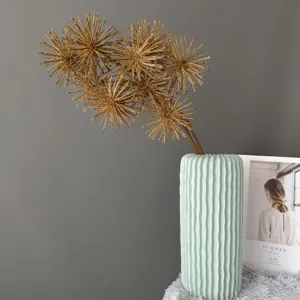 Künstliche goldene Löwenzahnblumen Zweige mit hellgrünem gerippten Keramikvase für Heimdekoration.