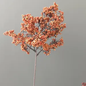 Dettaglio ramo di bacche artificiali, perfetto per decorazioni domestiche e composizioni floreali.