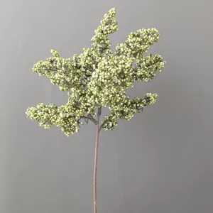 Dettaglio di un ramo di bacche in schiuma artificiale, accessorio floreale verde.