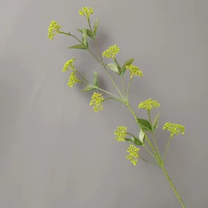 Künstlicher grüner Beeren Zweig Detailaufnahme für Heimdekoration und Blumenarrangement.