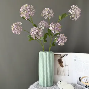 Arreglo floral de hortensias artificiales en florero verde claro para decoración del hogar.