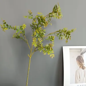 Rametto di foglie di Moringa islandese artificiale, vista dettagliata del fogliame verde.