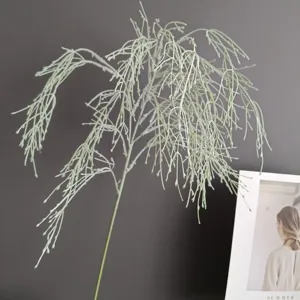 Détail de branche de plante de racine de banyan artificiel, idéal pour la déco murale nordique.