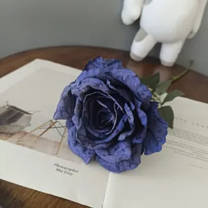 Rosa artificial azul con bordes quemados y pétalos rizados para la decoración retro del hogar.