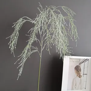 Détail de branche de racines de ficus artificiel pour déco nordique et murs végétaux.