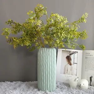 Rami di foglie di eucalipto artificiali verde per decorazioni floreali per la casa.