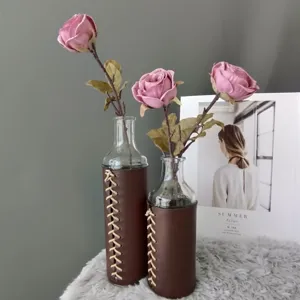 Floreros de vidrio decorativos con envoltura de cuero y rosas rosas artificiales para hogar y boda.