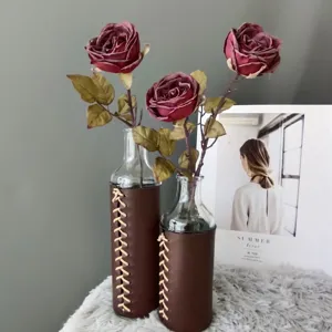 Jarrón de vidrio envuelto en cuero sintético con rosas rojas falsas decoración del hogar