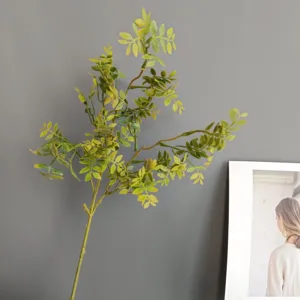 Rametto di foglie di moringa artificiale in dettaglio, ideale per composizioni floreali e casa.