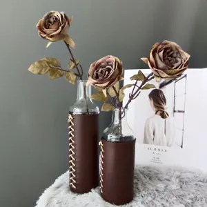 Jarrón de vidrio revestido de cuero con rosas artificiales vintage para la decoración del hogar.