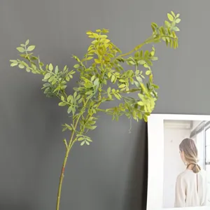 Dettaglio dello stelo di foglie di moringa artificiali, ideale per composizioni floreali.