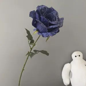 Primer plano de flor de rosa azul artificial, detalle de estilo retro vintage para hogar y boda.