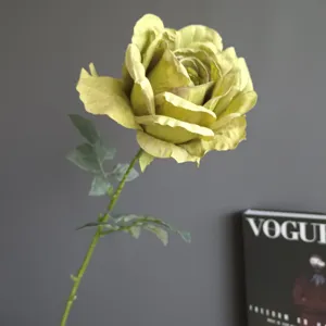 Hermosa rosa artificial con bordes quemados y estilo retro, ideal para detalles de hogar.