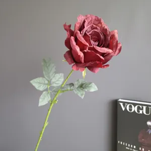 Falsa rosa retro tallo único rojo oscuro borde quemado flor artificial detalle primer plano