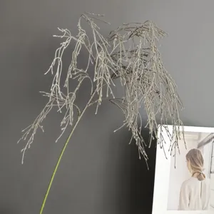 Vue détaillée de la branche de racine de banyan artificielle pour un beau mur végétal.