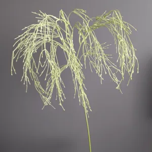Gros plan détaillé d'une branche de ficus artificielle suspendue, décoration végétale.