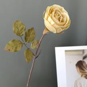 Detalle de tallo de rosa amarilla artificial, flor de seda estilo pintura al óleo para hogar.