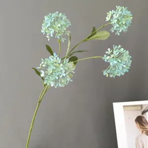 Vista detallada de rama de flor artificial de hortensia en estilo Morandi para decoracion.